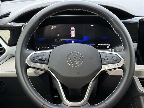 Used 2025 Volkswagen Taos SE image 10