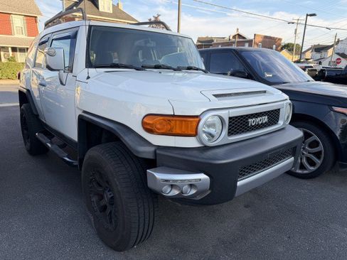 Used 2013 Toyota FJ Cruiser 4WD w/ Upgrade Pkg image 2