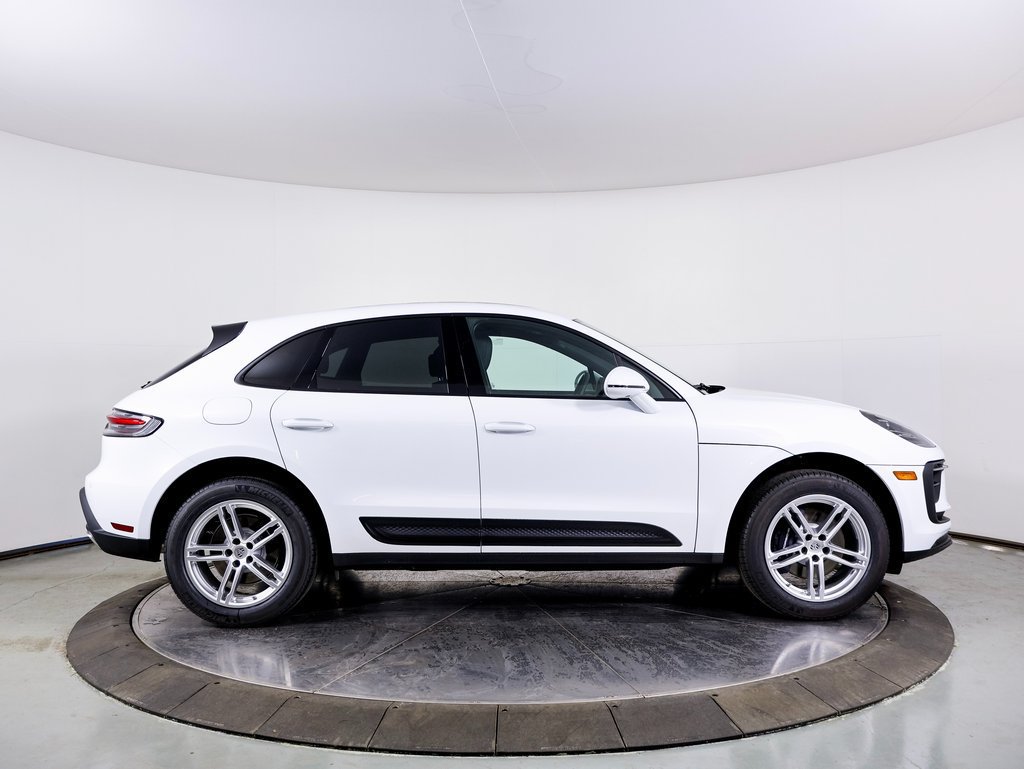Certified 2025 Porsche Macan AWD/4WD image 28