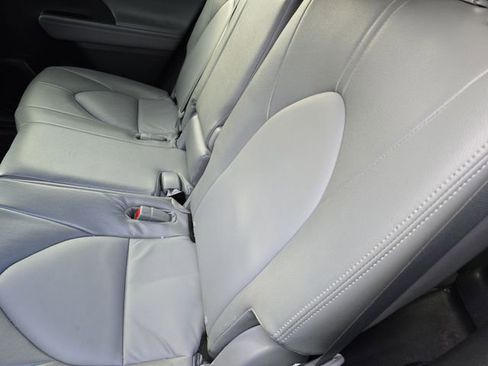 Used 2022 Toyota Highlander LE image 11