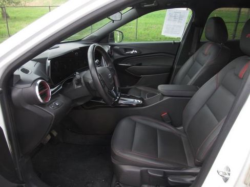 Used 2024 Chevrolet Trax RS w/ Sunroof Package image 3