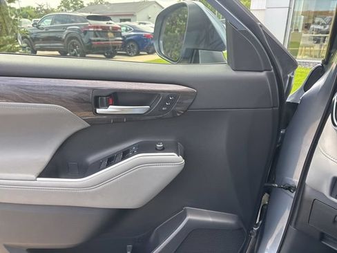 Used 2021 Toyota Highlander Limited AWD/4WD image 10