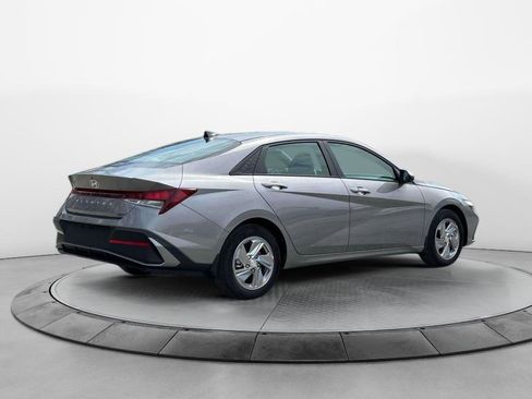 New 2025 Hyundai Elantra SE image 8