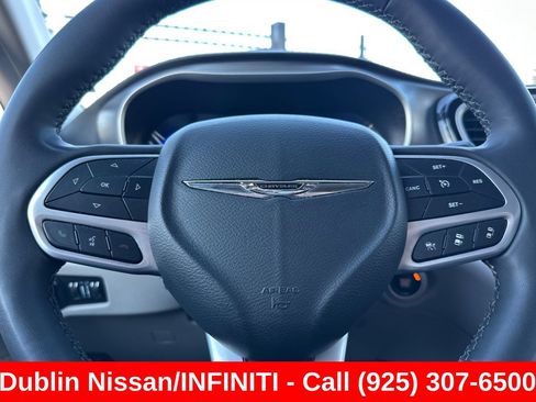 Used 2022 Chrysler Pacifica Touring-L FWD image 34