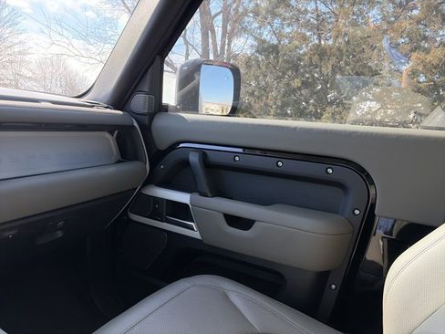 Used 2024 Land Rover Defender 90 S image 20