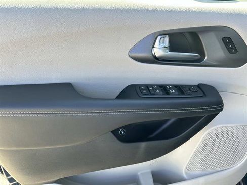 Used 2024 Chrysler Pacifica Select image 22