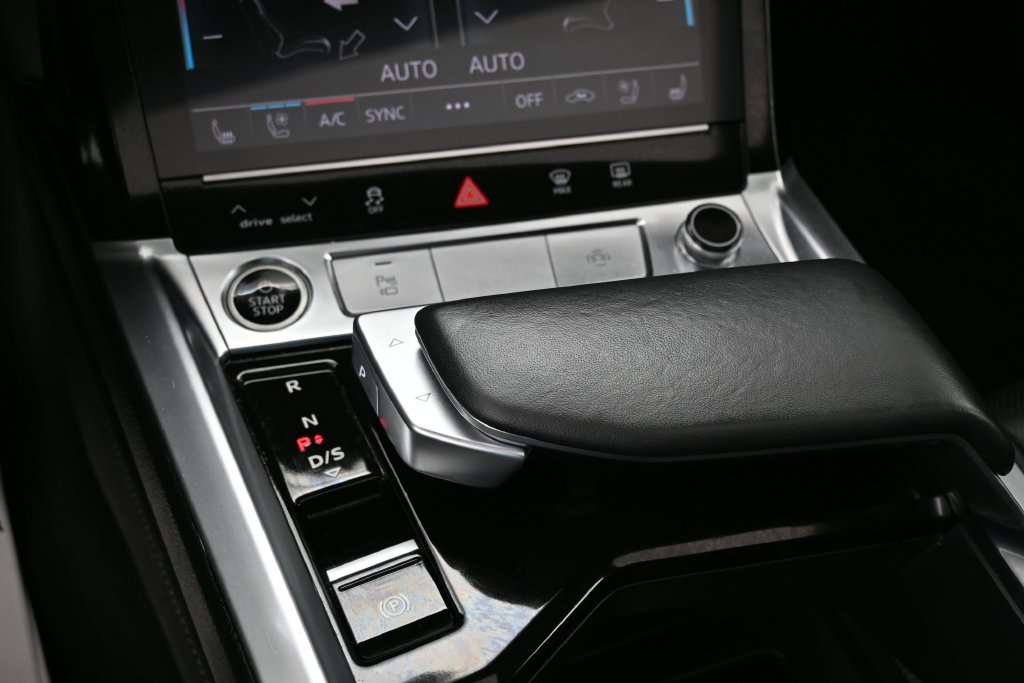 Used 2024 Audi Q8 e-tron Premium Plus w/ Premium Plus Package AWD/4WD image 29