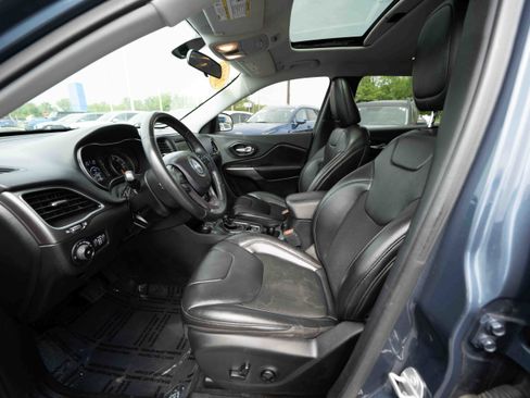 Used 2019 Jeep Cherokee Latitude Plus w/ Cold Weather Group AWD/4WD image 9