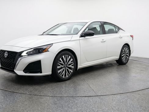 Used 2025 Nissan Altima 2.5 SV FWD image 3