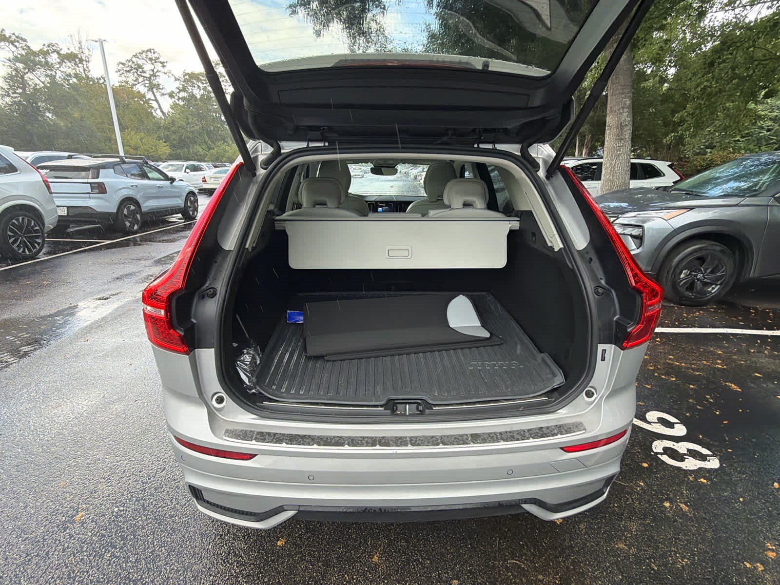 Used 2024 Volvo XC60 B5 Plus w/ Protection Package Premier AWD/4WD image 23