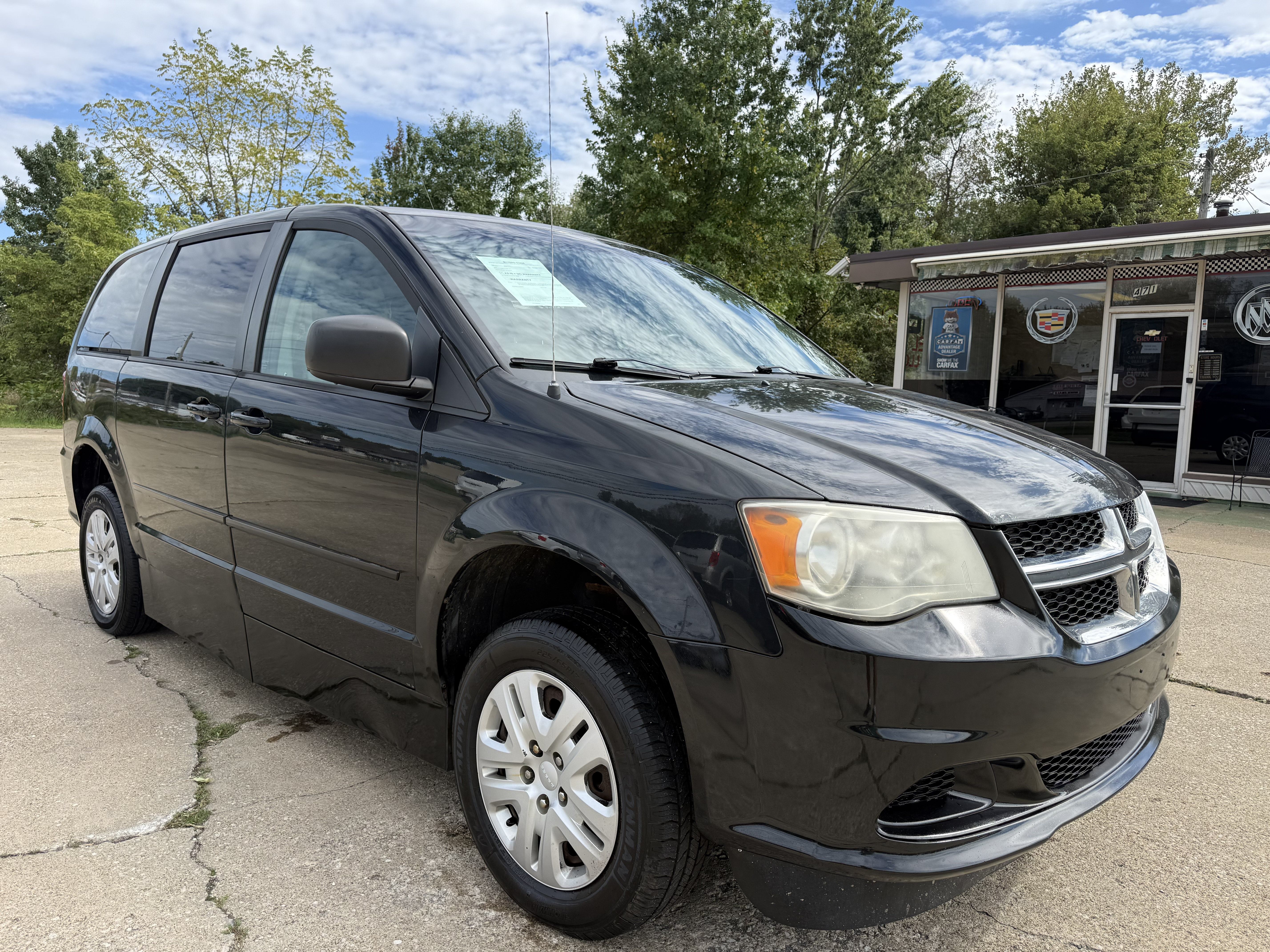 Used 2014 Dodge Grand Caravan SE w/ Quick Order Package 29E SE FWD image 3