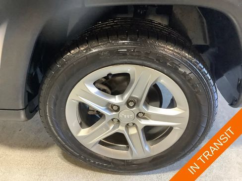 Used 2023 Jeep Compass Latitude w/ Convenience Group AWD/4WD image 10
