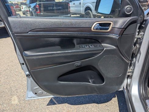 Used 2014 Jeep Grand Cherokee Limited w/ Trailer Tow Group IV AWD/4WD image 9
