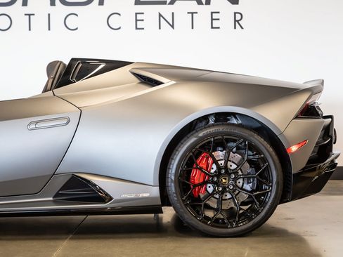 Used 2021 Lamborghini Huracan EVO RWD image 21