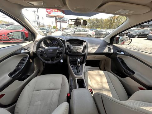 Used 2016 Ford Focus SE w/ SE Power Seat Package image 3