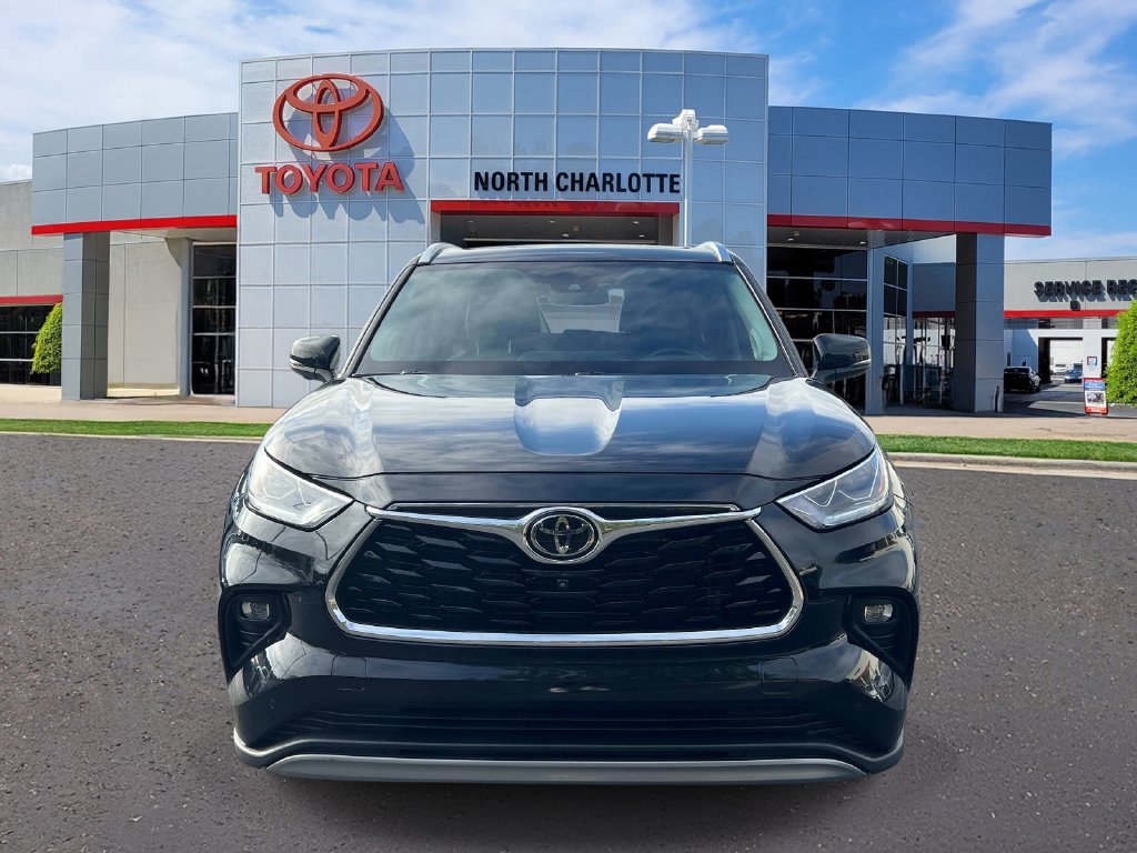 Used 2023 Toyota Highlander Platinum FWD image 3