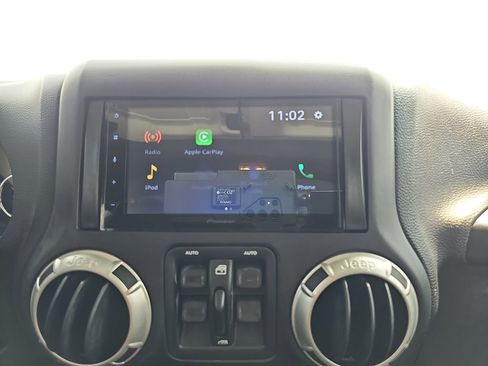 Used 2018 Jeep Wrangler Unlimited Sahara w/ Connectivity Group AWD/4WD image 21