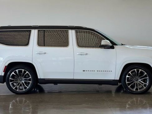 Used 2022 Jeep Grand Wagoneer Series III AWD/4WD image 8
