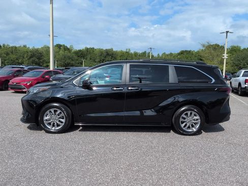 Used 2025 Toyota Sienna XLE FWD image 3