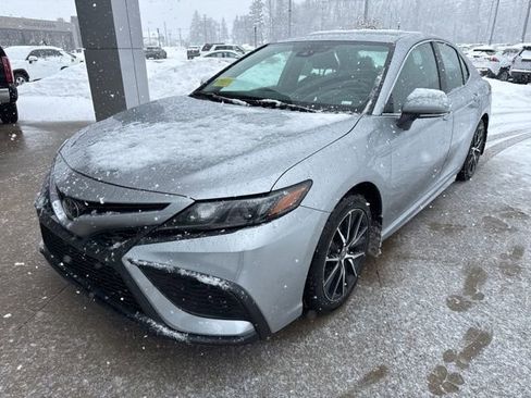 Used 2024 Toyota Camry SE image 3