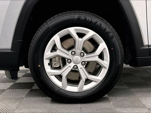 Used 2024 Jeep Compass Latitude AWD/4WD image 10