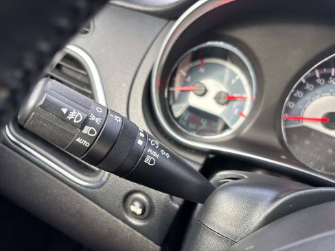 Used 2011 Chrysler 200 Limited image 21