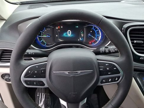 Used 2024 Chrysler Pacifica Select image 24