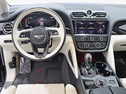 Used 2024 Bentley Bentayga Plug-In Hybrid image 17