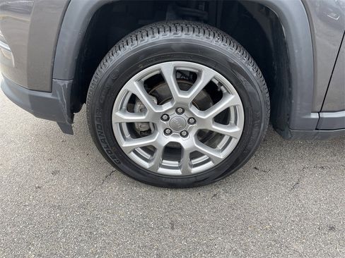 Certified 2022 Jeep Compass Latitude image 9