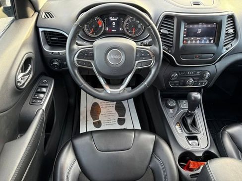 Used 2019 Jeep Cherokee Latitude Plus w/ Comfort/Convenience Group image 9