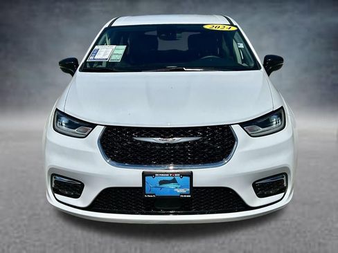 Used 2024 Chrysler Pacifica Limited FWD image 2