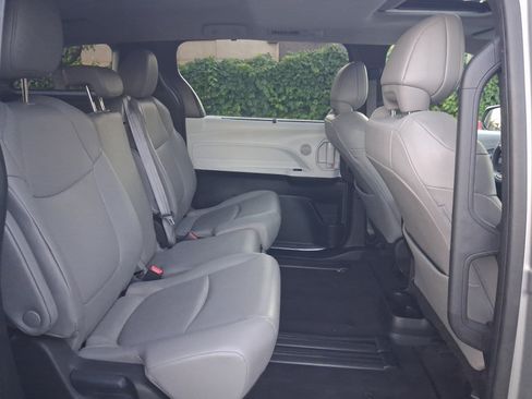 Used 2025 Toyota Sienna XLE FWD image 27