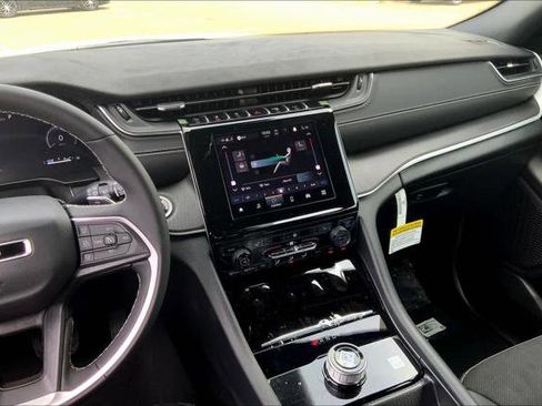 Used 2024 Jeep Grand Cherokee Altitude image 6