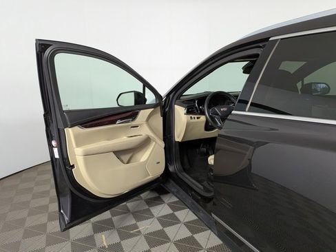 Used 2018 Cadillac XT5 Luxury w/ Driver Awareness Package image 15