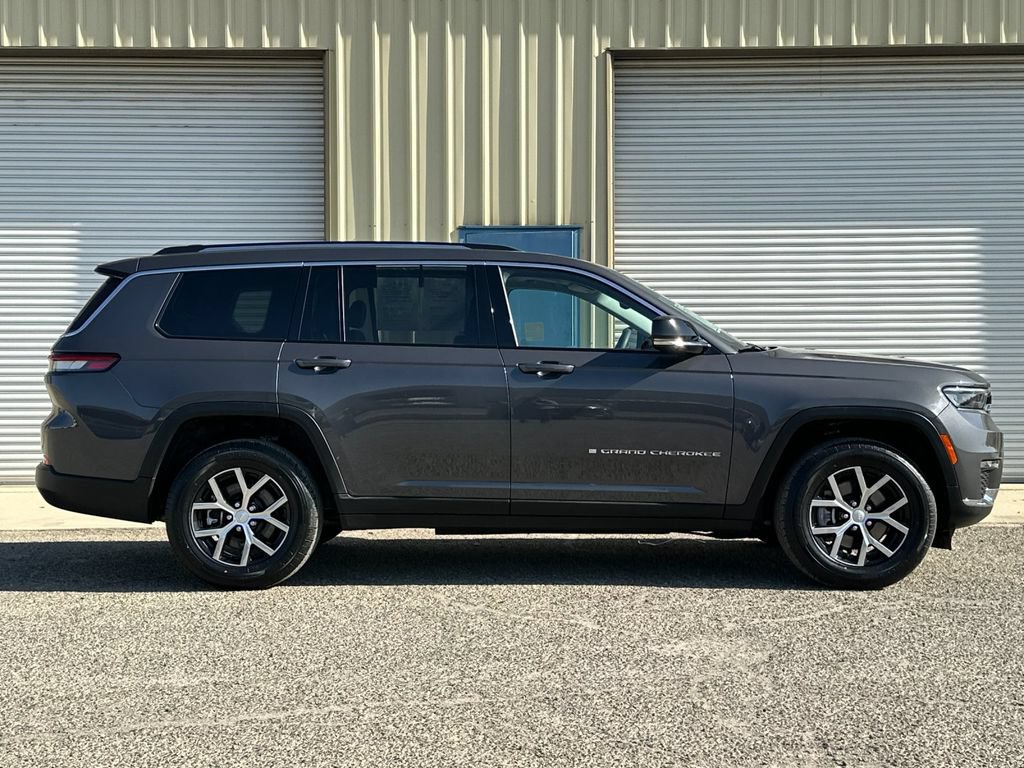 Used 2023 Jeep Grand Cherokee L Limited AWD/4WD image 3