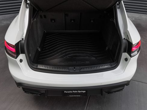 Certified 2026 Porsche Macan AWD/4WD image 28