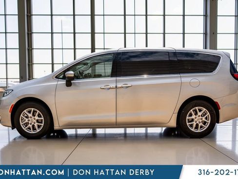 Used 2023 Chrysler Pacifica Touring-L FWD image 2