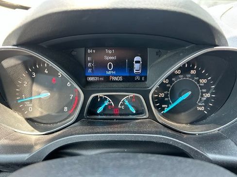 Used 2019 Ford Escape SE FWD image 2