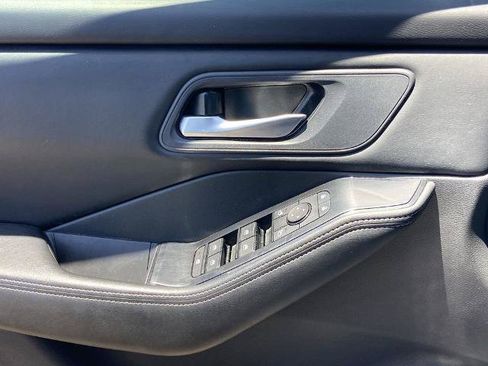 Used 2025 Nissan Rogue SV FWD image 18