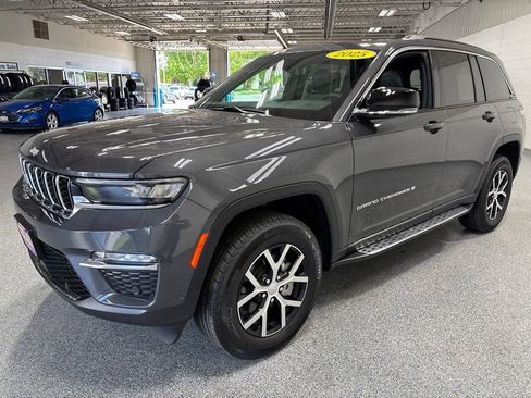 Used 2025 Jeep Grand Cherokee Limited w/ Luxury Tech Group II AWD/4WD image 3