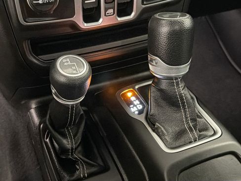 Used 2018 Jeep Wrangler Unlimited Sahara w/ Cold Weather Group AWD/4WD image 19