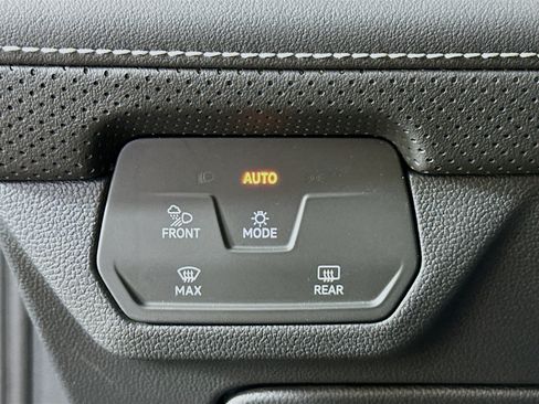 Used 2025 Volkswagen Atlas SE AWD/4WD image 17