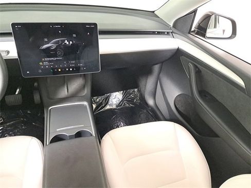 Used 2024 Tesla Model Y Long Range image 17