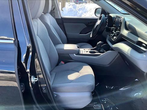 Used 2022 Toyota Highlander LE FWD image 9