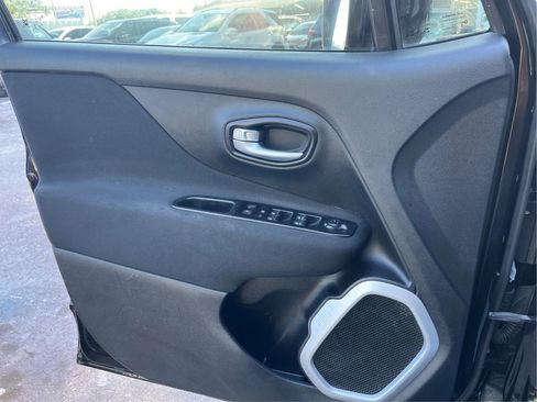 Used 2020 Jeep Renegade Latitude FWD image 17