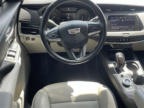 Used 2021 Cadillac XT4 Premium Luxury image 13