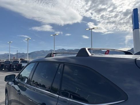 Used 2020 Toyota Highlander LE AWD/4WD image 35