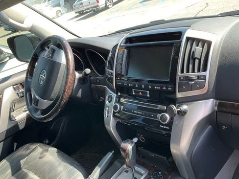 Used 2014 Toyota Land Cruiser image 12