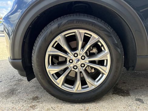 Used 2022 Ford Explorer XLT w/ Equipment Group 202A image 4