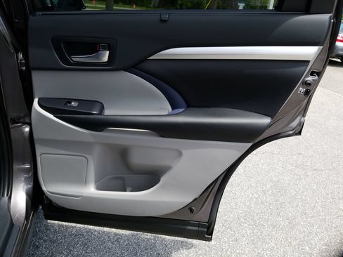 Used 2019 Toyota Highlander XLE FWD image 37